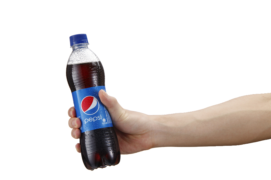 Песня на столе стоит бутылка пепси колы. Бутылка пепси в руке. Бутылка Pepsi в руке. Рука держит пепси. Стакан пепси.